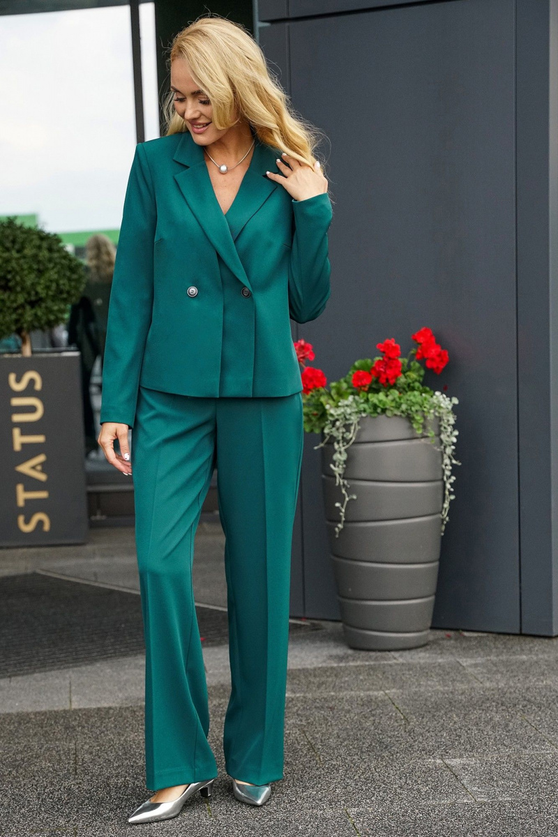 Брючный костюм Alani Collection 2401 изумруд