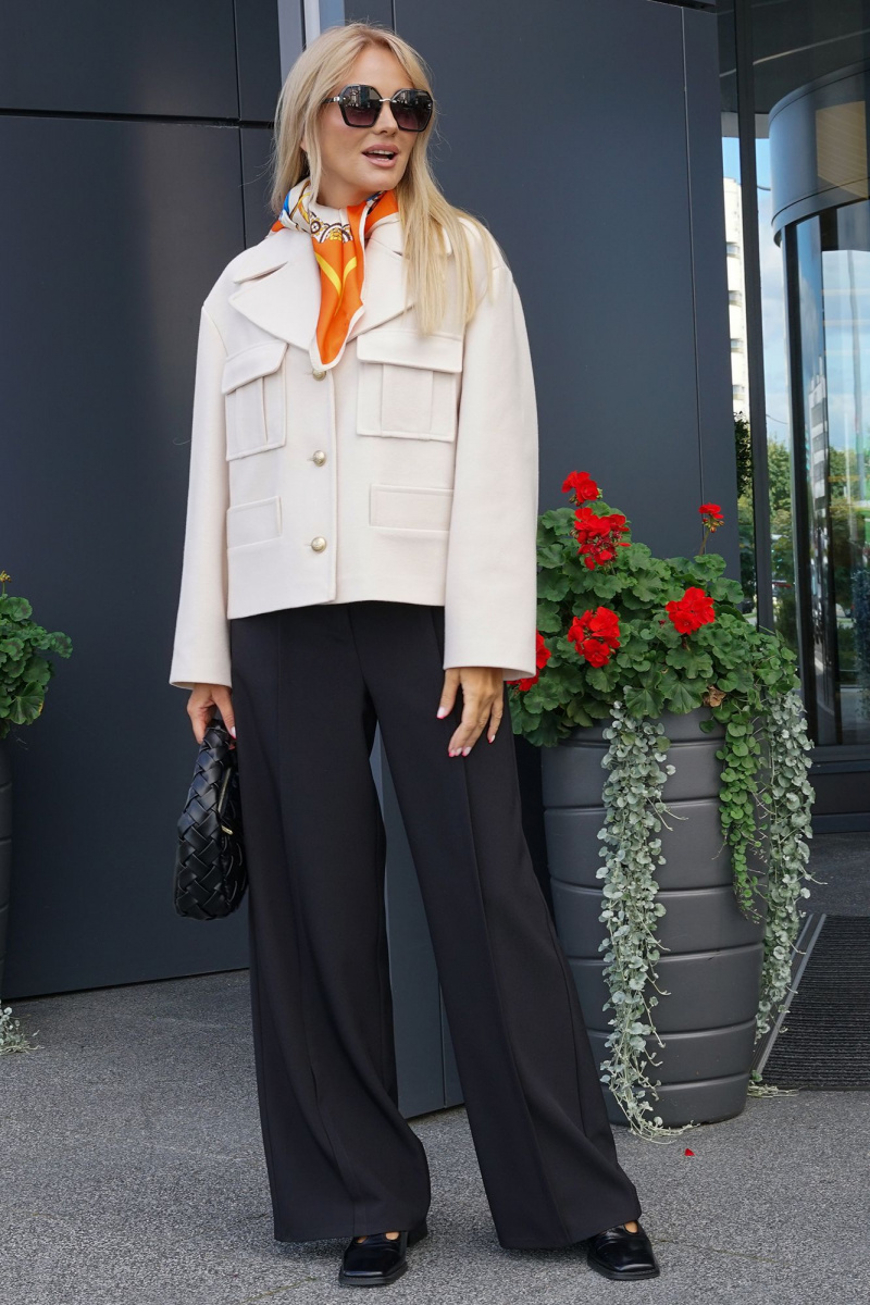 Брючный костюм Alani Collection 2442 молоко-черный
