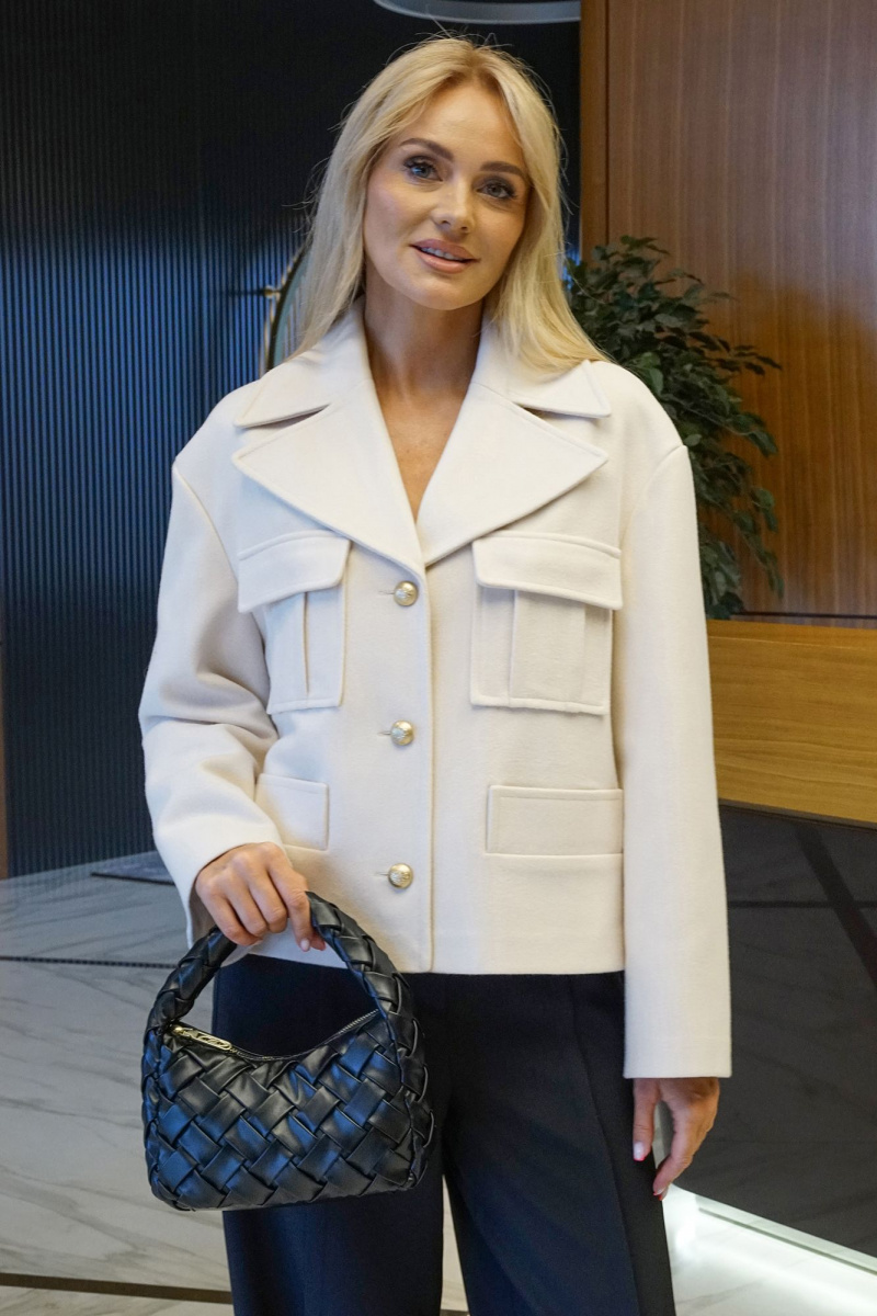 Брючный костюм Alani Collection 2442 молоко-черный