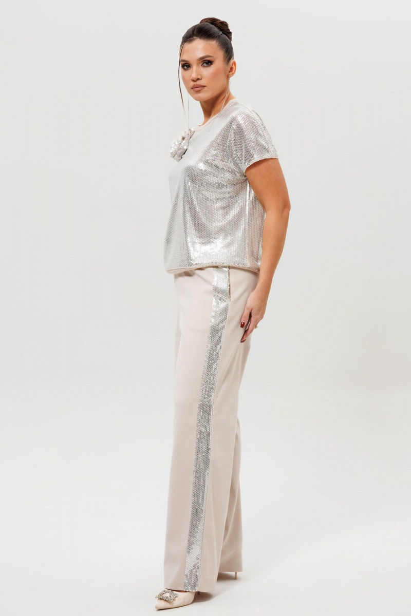 Брючный костюм Mislana 1277 серебро/беж
