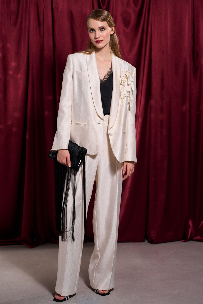 Брючный костюм Lokka 1744 молочный