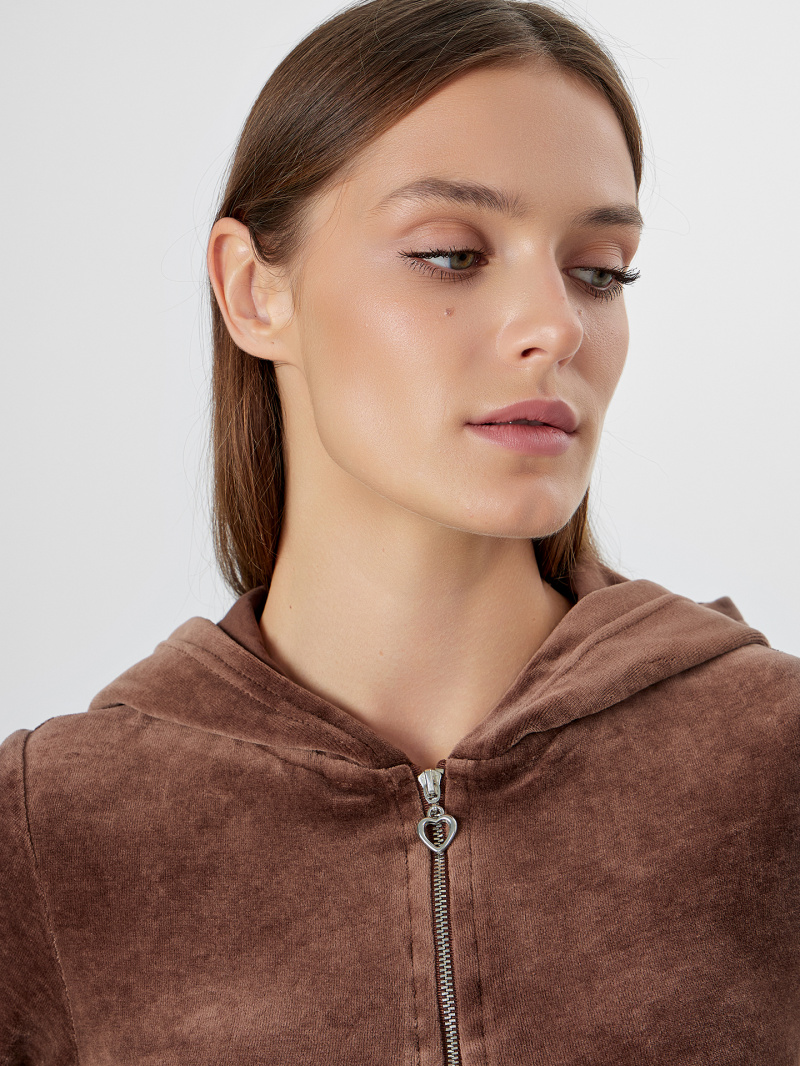 Толстовки и олимпийки Mark Formelle 172124/24-33635П-3 шоколад_печать_1сл_аппликация_из_страз_спинка