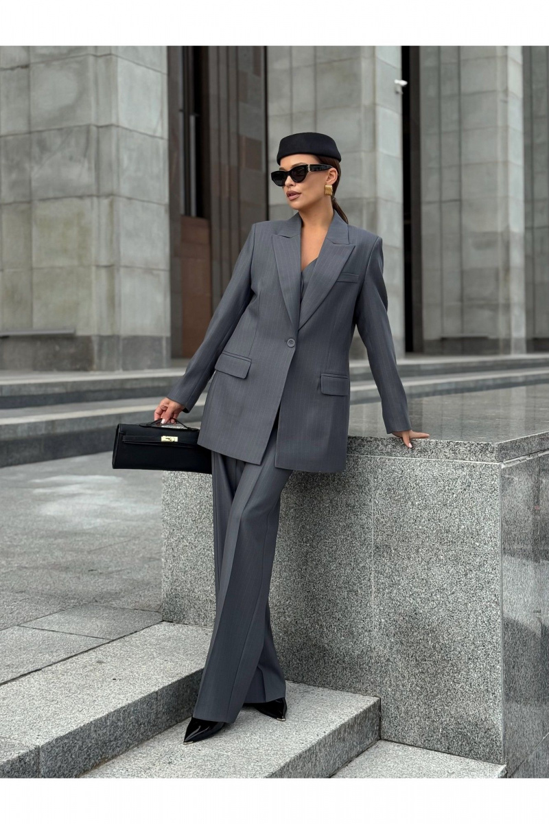 Брючный костюм KORTNI 21Р7/11G2/19BR11 серый в голубую полоску