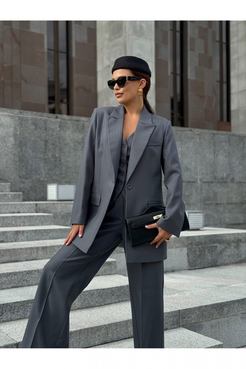 Брючный костюм KORTNI 21Р7/11G2/19BR11 серый в голубую полоску