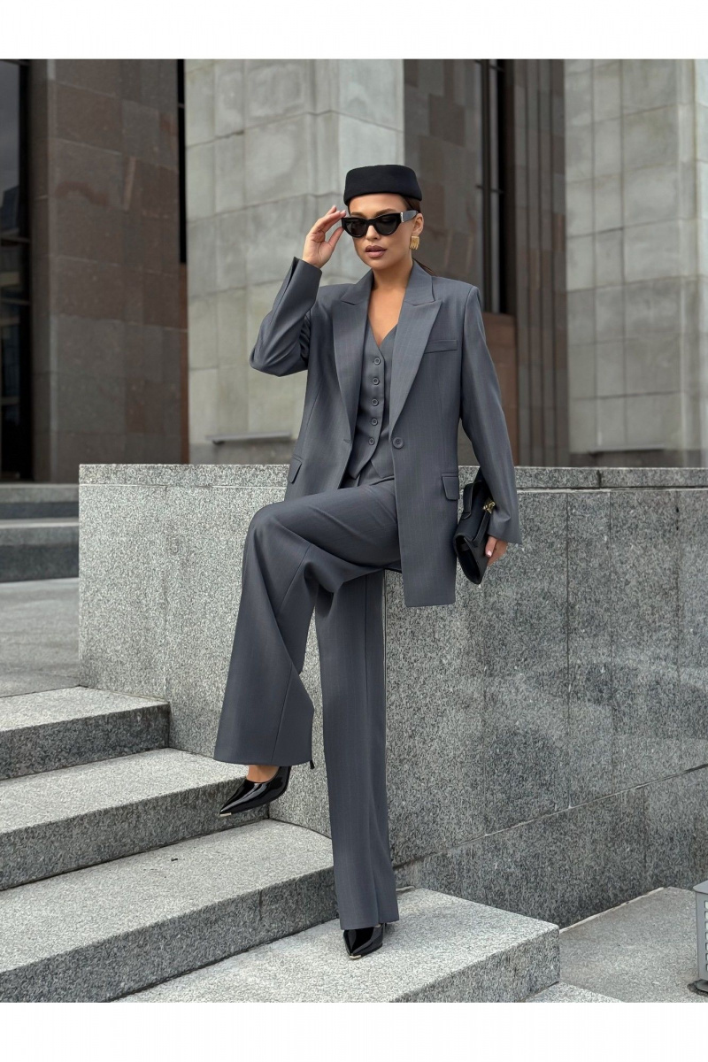 Брючный костюм KORTNI 21Р7/11G2/19BR11 серый в голубую полоску