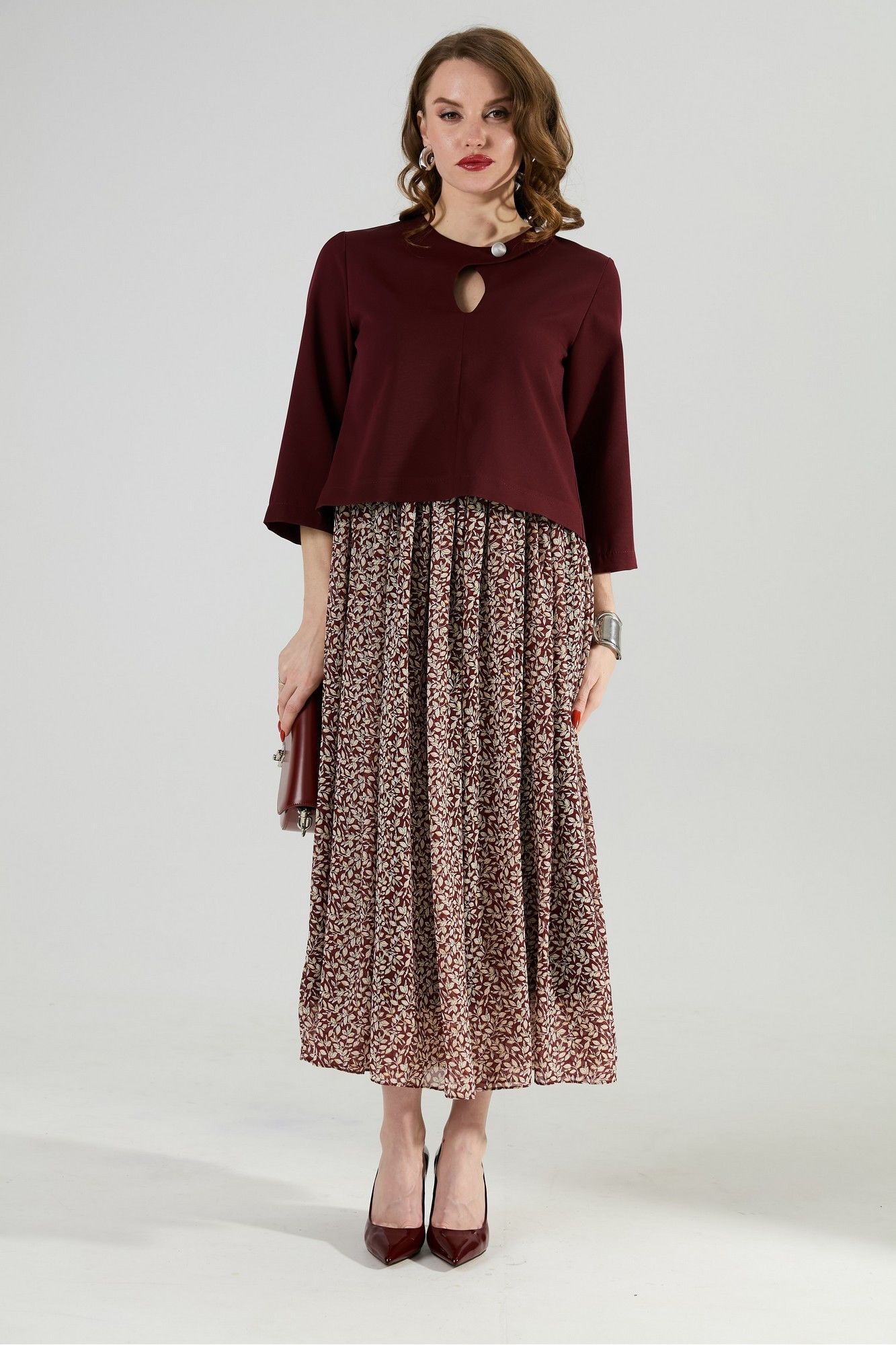 Платья NikVa 1009-1 бургунди и цветы на винном фоне
