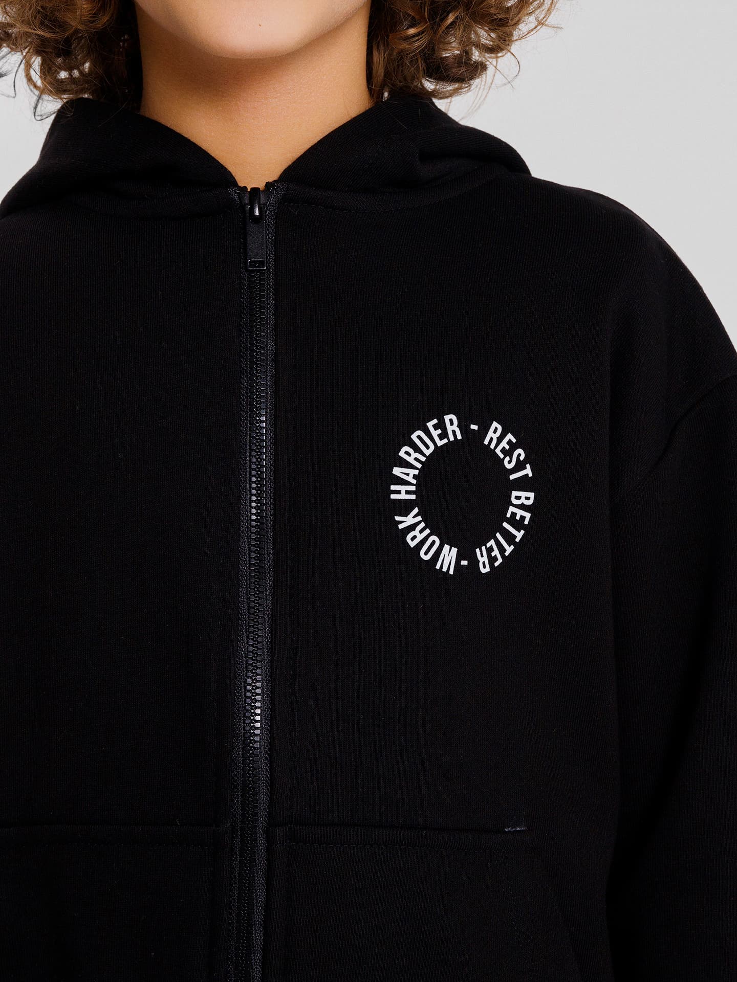 Толстовки Mark Formelle 363332/22/24167П-7П черный_печать_1_сл_на_пол_4_сл_на_спинке